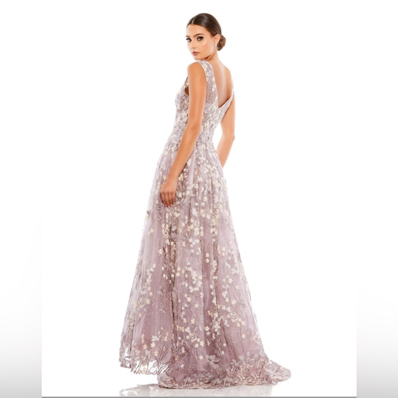 ✨Host Pick✨ A-line gown with embroidered flowers and intricate beading - Picture 3 of 9